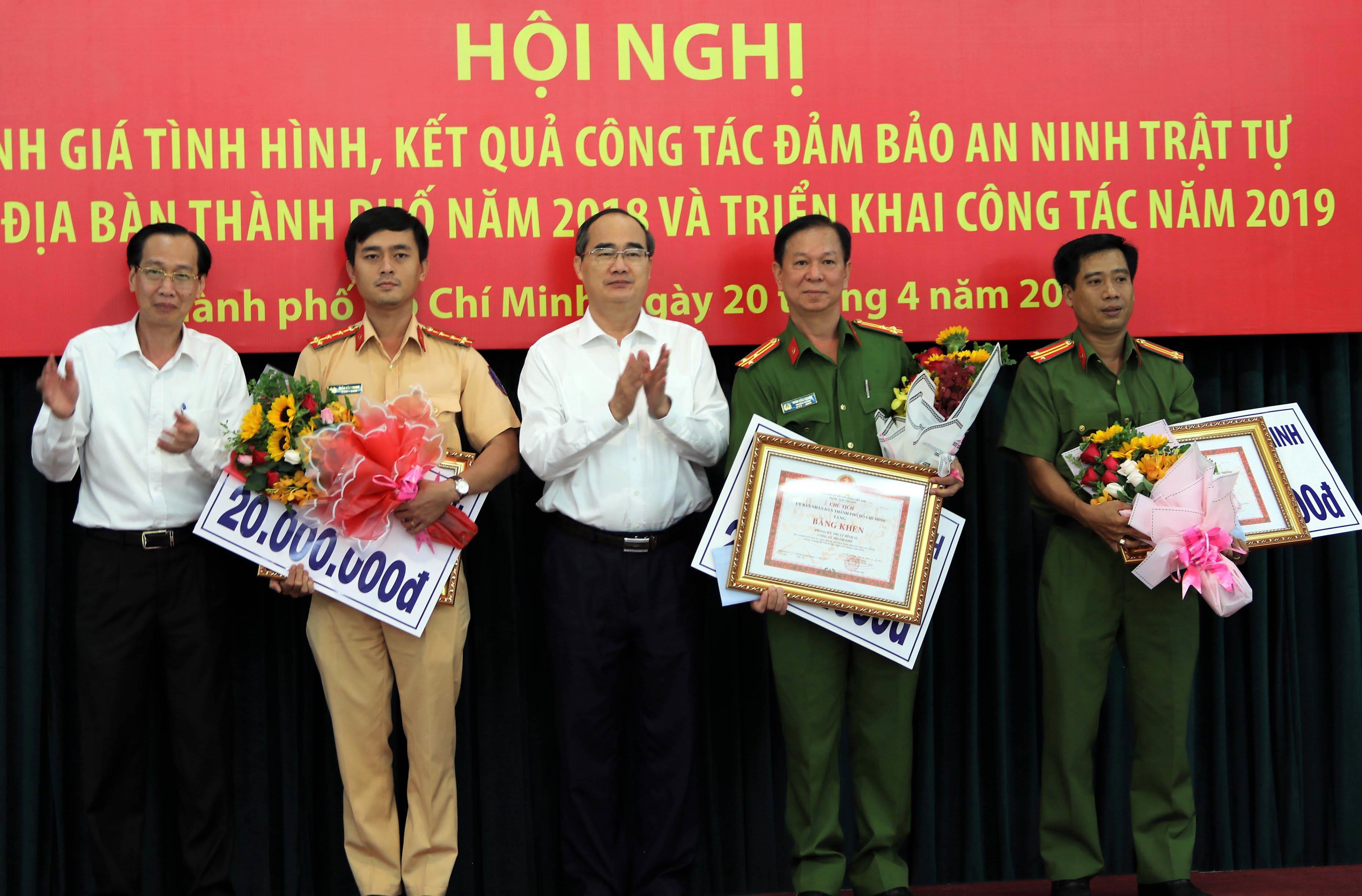 Khen thưởng lực lượng công an phá đường dây tàng trữ, vận chuyển hơn 1,1 tấn ma túy

